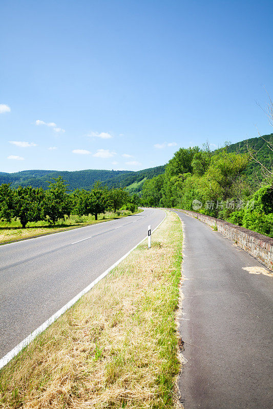 莱茵河沿岸的42号公路