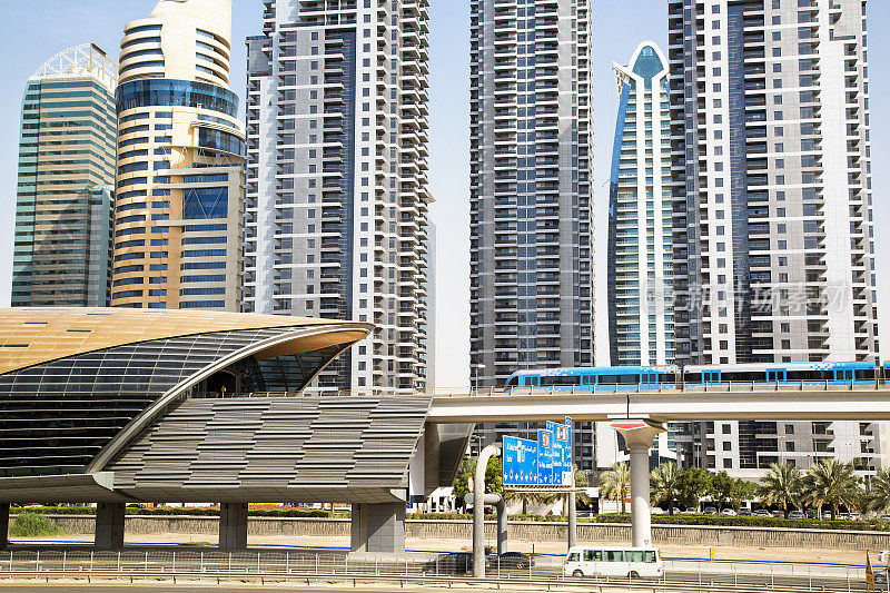 阿联酋迪拜的地铁站和天际线
