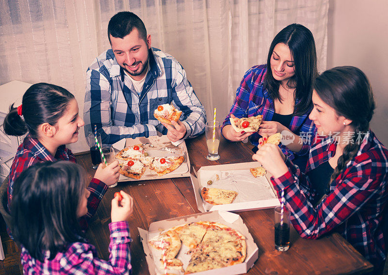 家人或朋友分享披萨