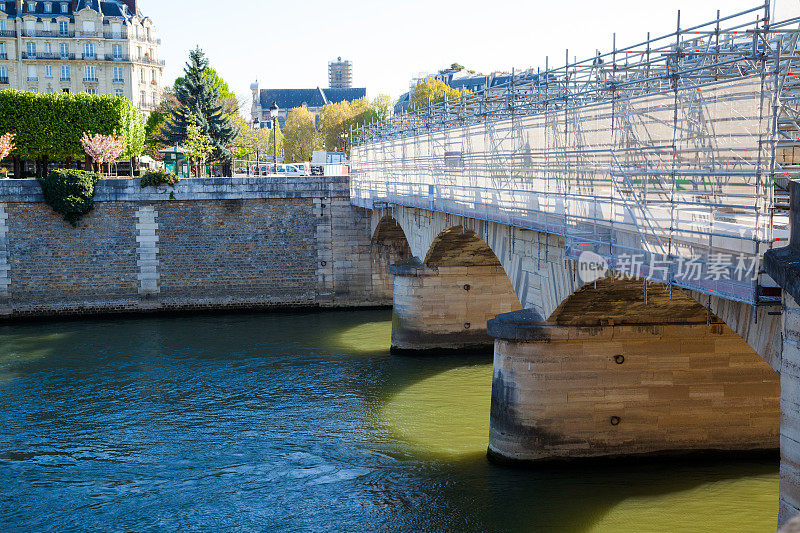阳光明媚的巴黎，正在修理的塞纳桥上搭着脚手架