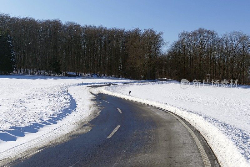 冬天的乡村道路