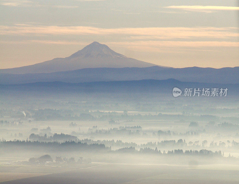 从山谷雾中看到的胡德山