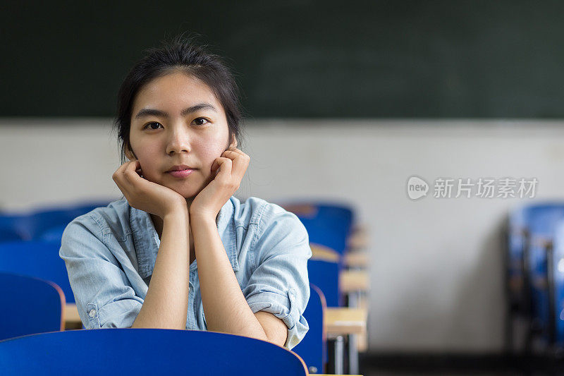 教室里的女学生