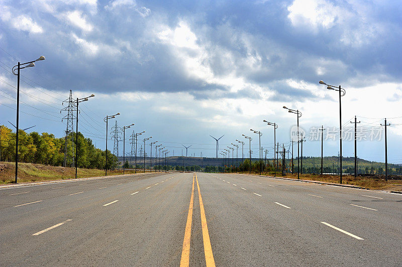 高原上的空旷公路