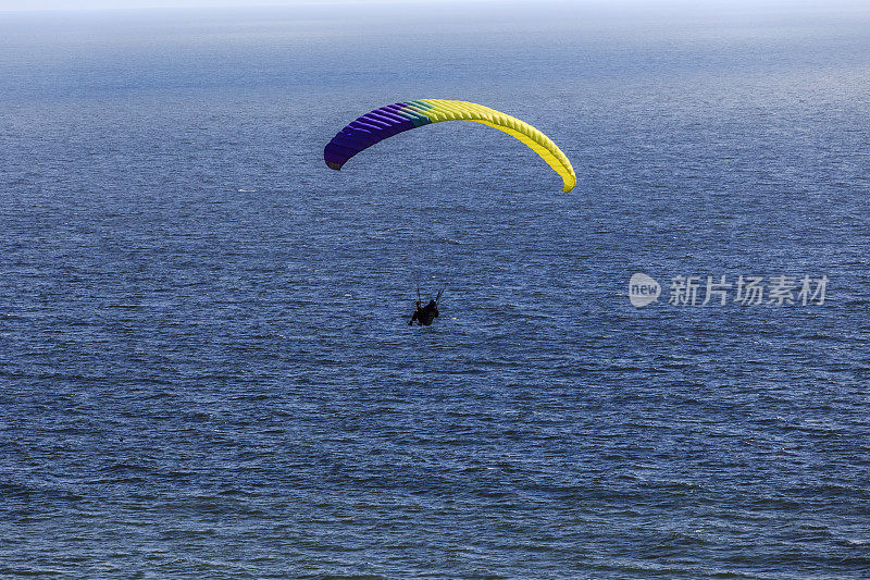 在加州旧金山的海景上空跳伞