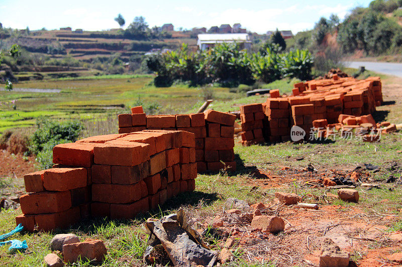 马达加斯加:在阳光下晒干粘土砖