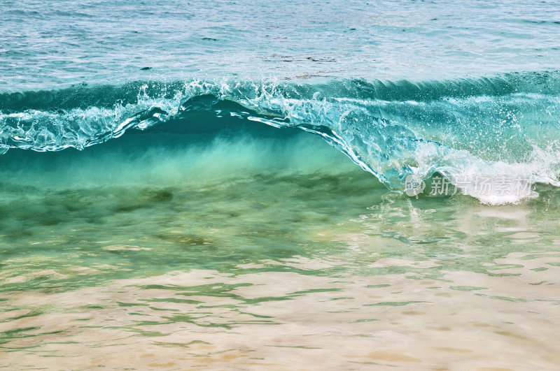 海浪动力，海浪冲击着海滩，