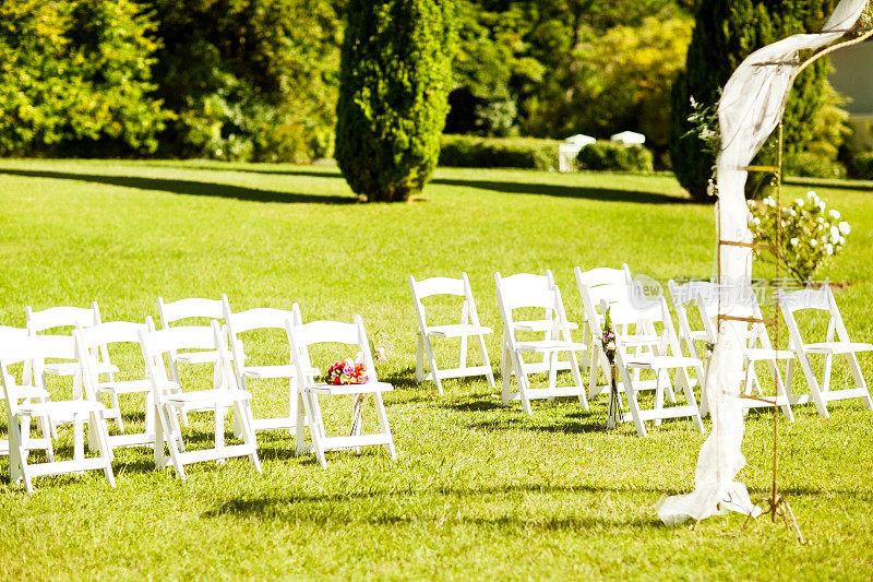 花园中为婚礼庆典安排的空椅子