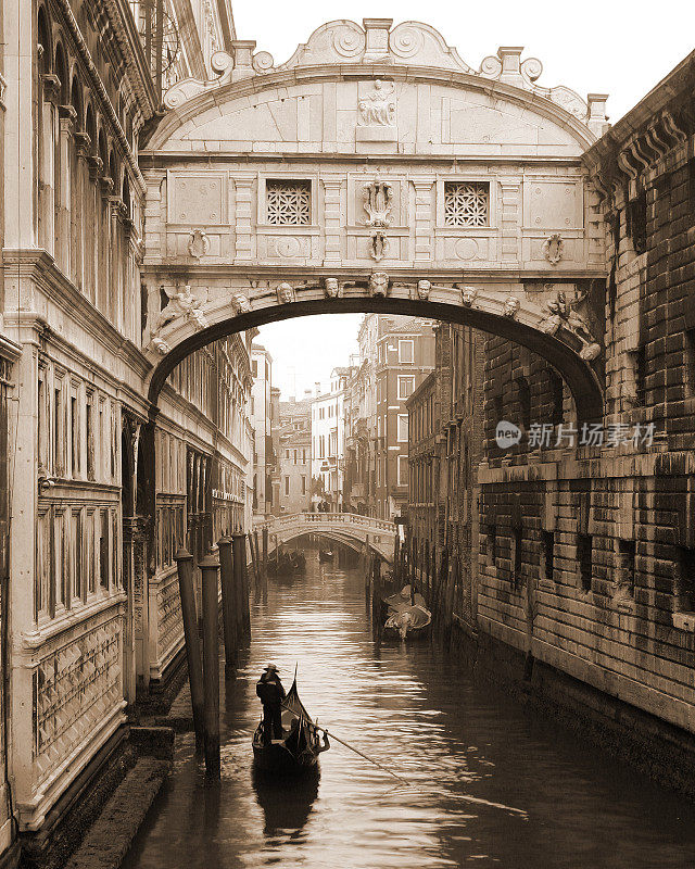 地点:意大利，威尼斯，叹息桥下的贡多拉