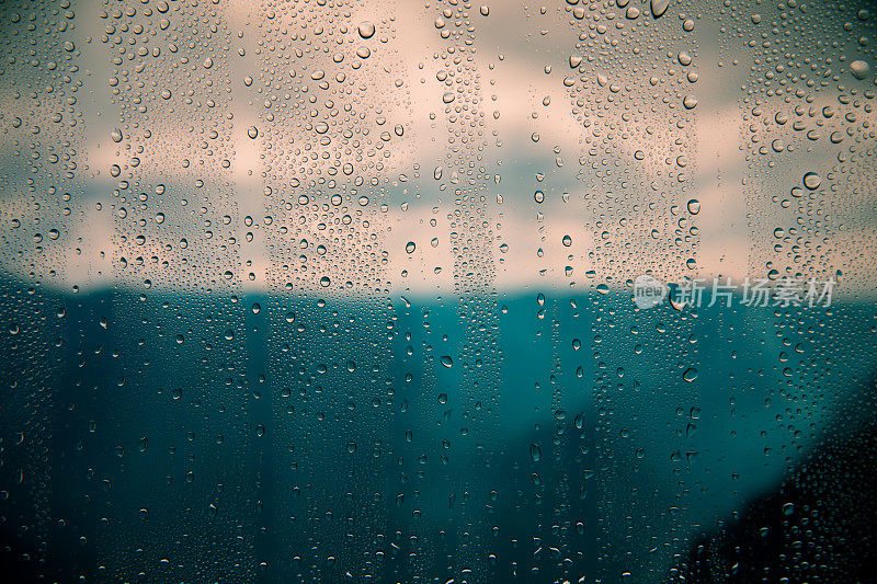 阴雨霏霏的天空中飘着乌云