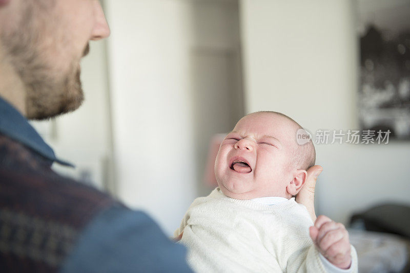 刚出生的小男孩闭着眼睛哭泣