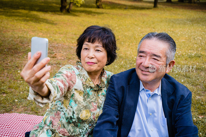 日本祖父母在公园里