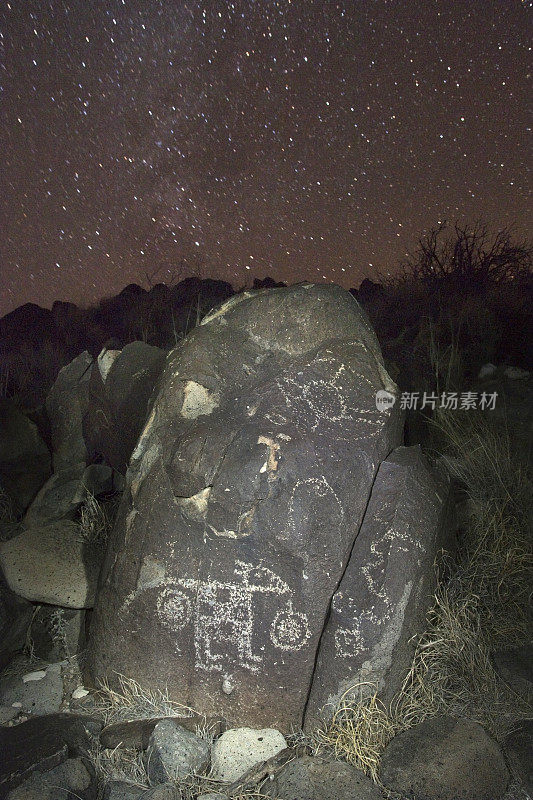 新墨西哥州阿拉莫戈多的三河岩画上的夜星
