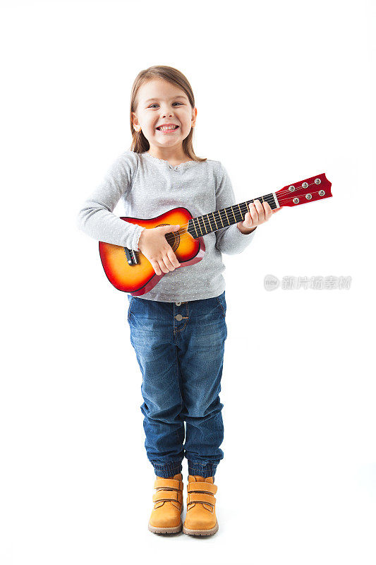 快乐的小女孩拿着原声吉他
