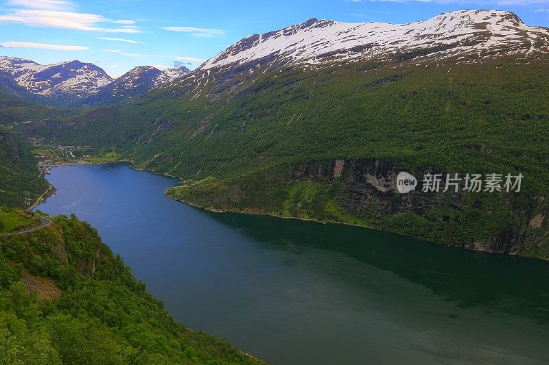 挪威天堂:盖兰格峡湾戏剧性的夜晚景观，挪威，斯堪的纳维亚