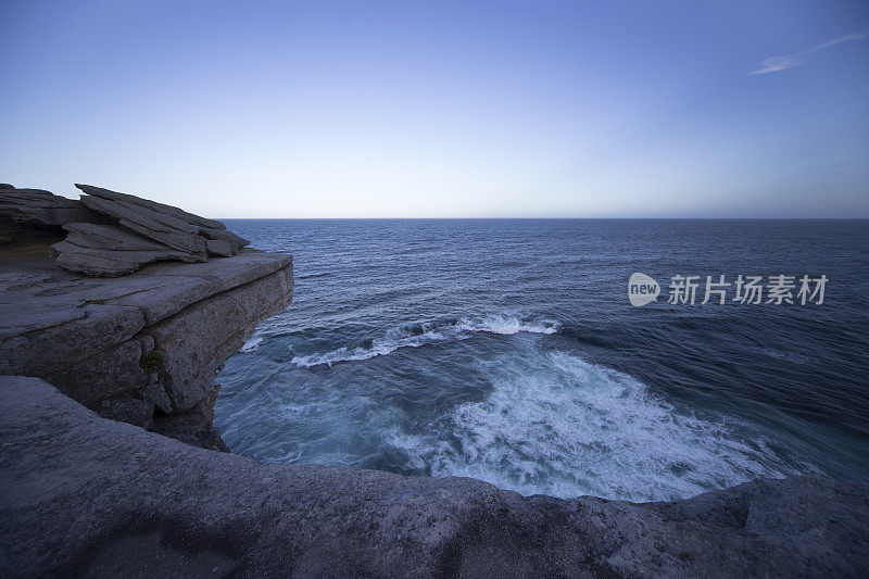 随着海水的涨潮，悬崖落向大海