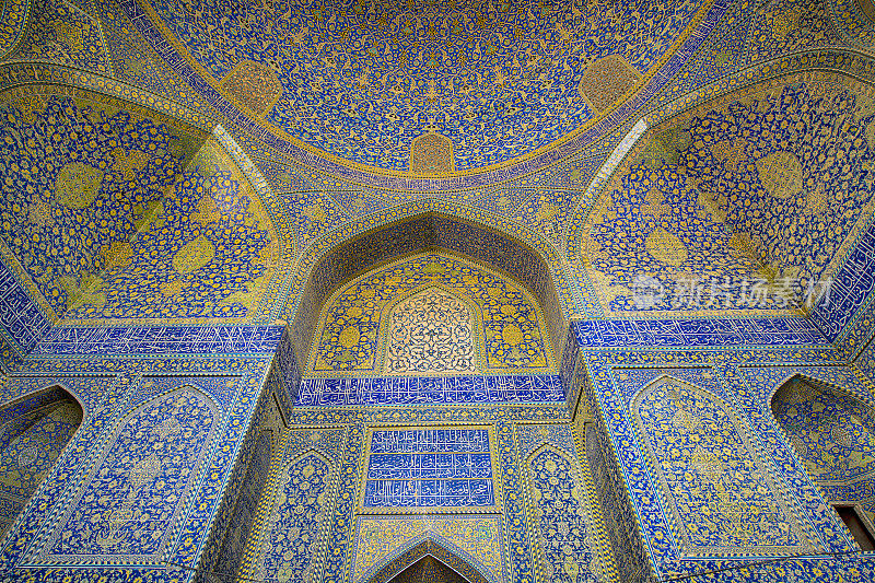 伊朗伊斯法罕伊玛目广场沙阿清真寺天花板上的瓷砖