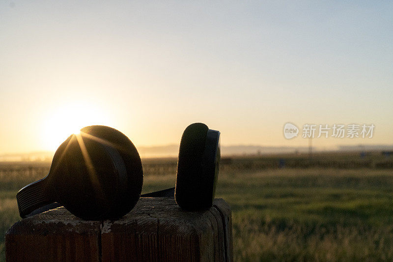 日落时的草地上的耳机