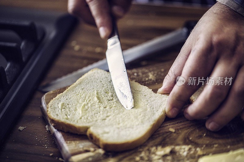 在面包上涂黄油准备三明治