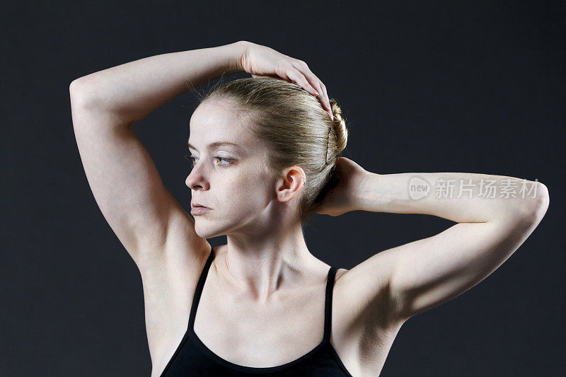 芭蕾舞女演员双手放在脑后的姿势