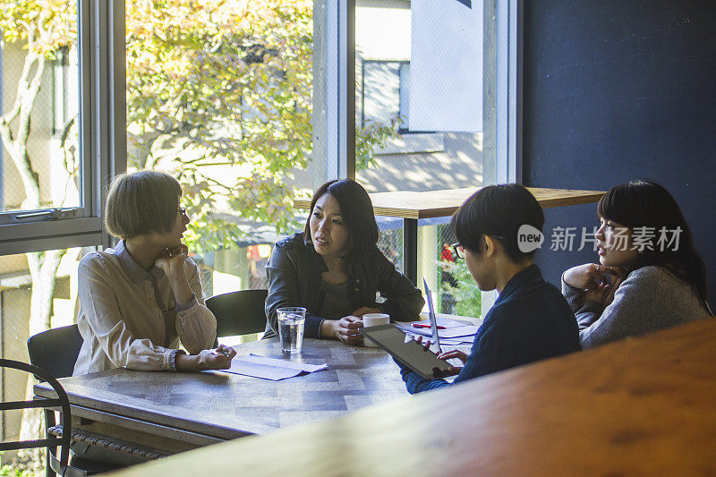 四个女人在一间屋子里开会