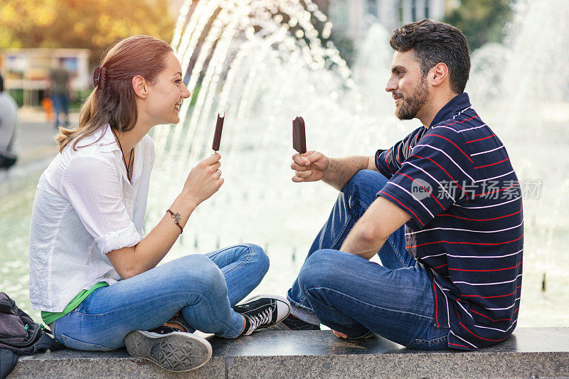 一起吃冰淇淋的情侣