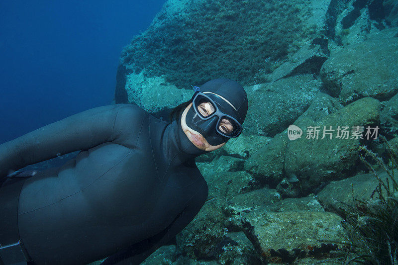 自由潜水呼吸暂停妇女浮潜水下潜水海上冒险