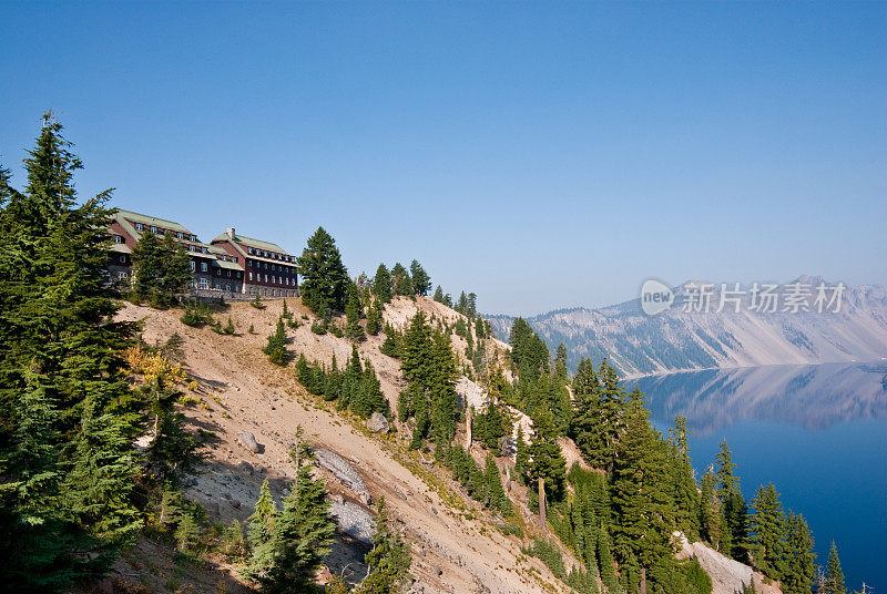 火山口湖上的历史旅馆