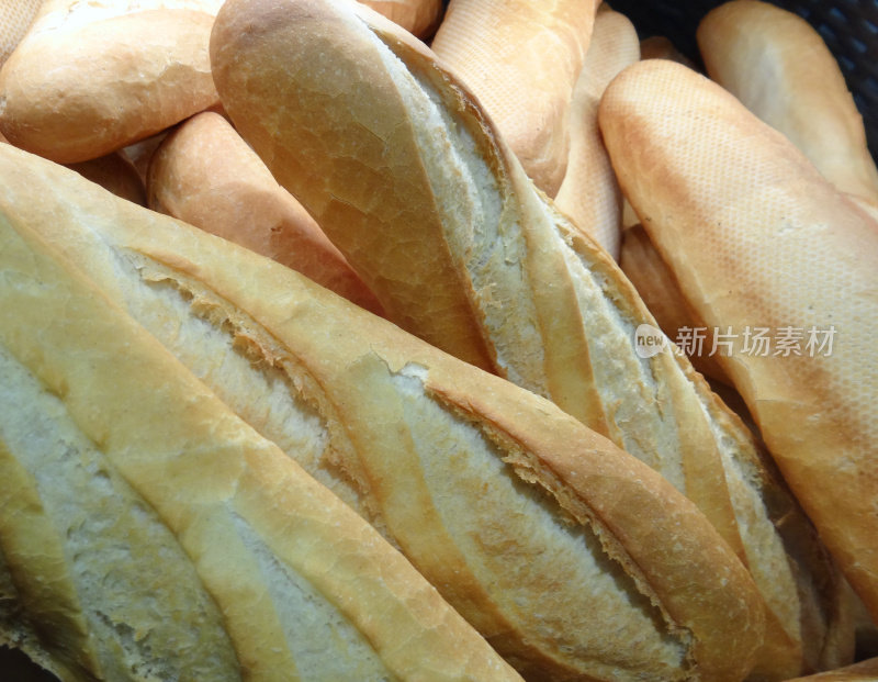 面包房里刚烤好的面包，法式长棍