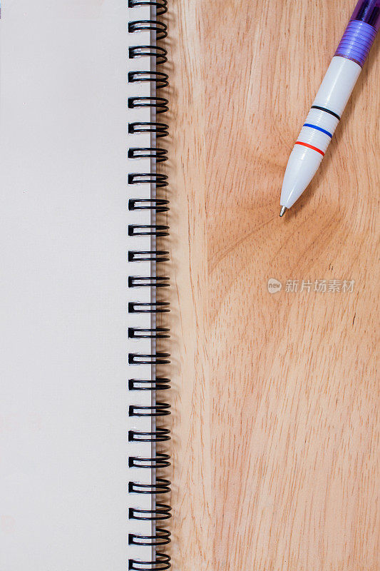 书桌上的笔记本和铅笔的图像，特写