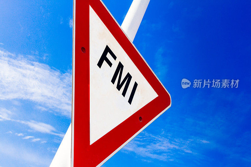 以首字母缩写为IMF的警示交通标志，映衬着蓝天