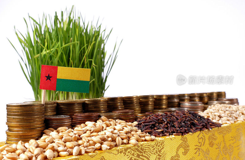几内亚比绍国旗与硬币堆叠