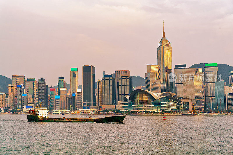 香港日落时维多利亚港的干货船