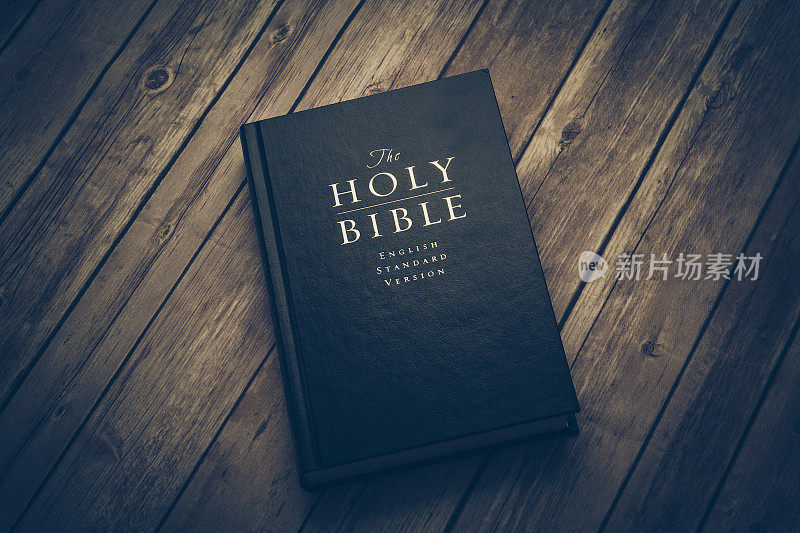 圣经放在木桌上