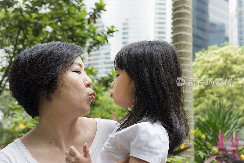 中国香港公园，母女接吻
