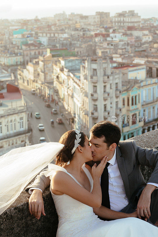 西班牙新娘和新郎在屋顶接吻