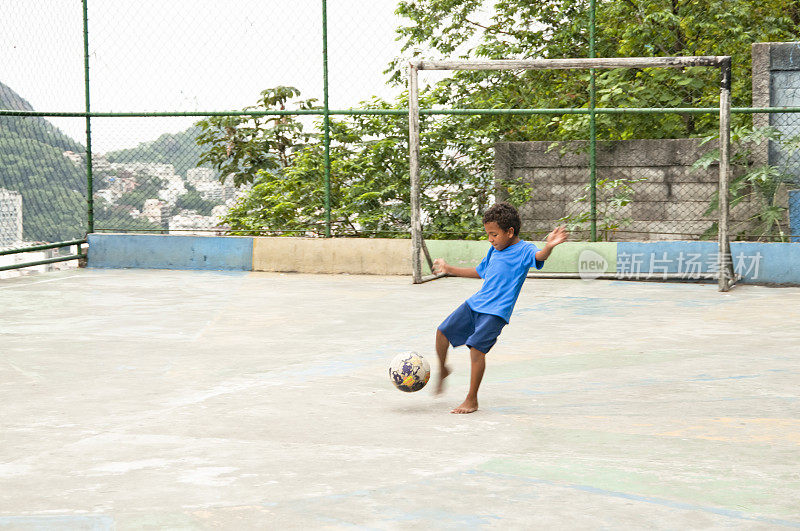 小男孩踢球，里约热内卢，巴西，南美。