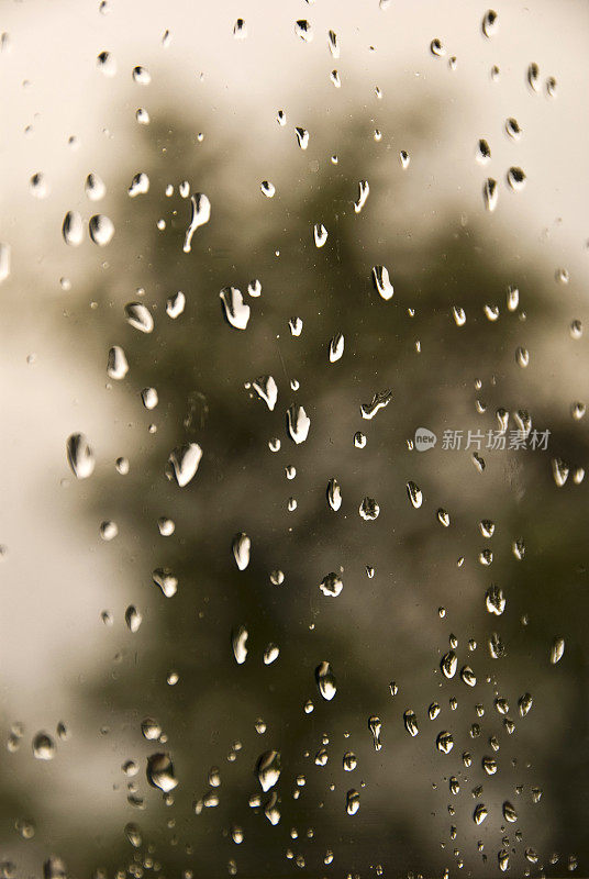 雨打在窗户上