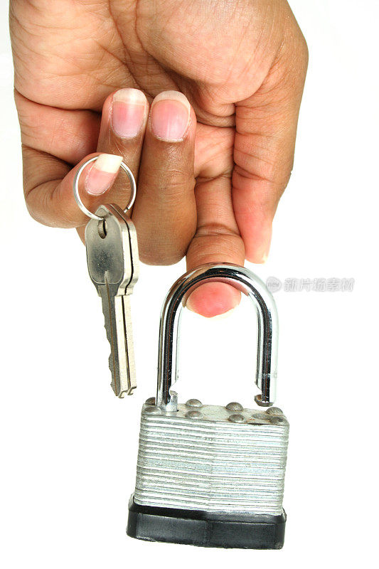 锁和钥匙放在手指上