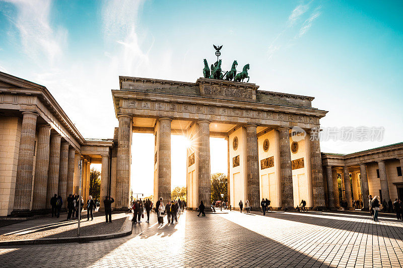 日落时的柏林城市景观——勃兰登堡门