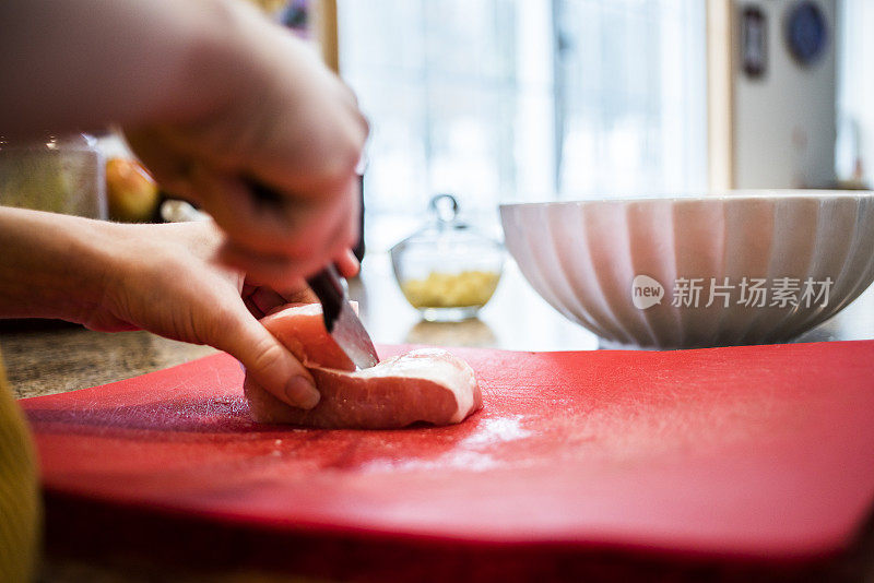 十几岁的孩子在厨房里切牛肉烤