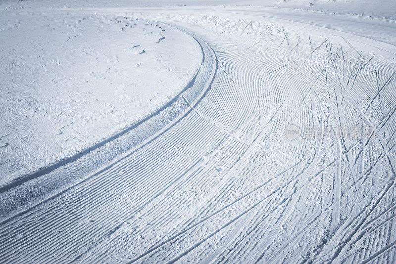 朱利安阿尔卑斯山的越野滑雪道