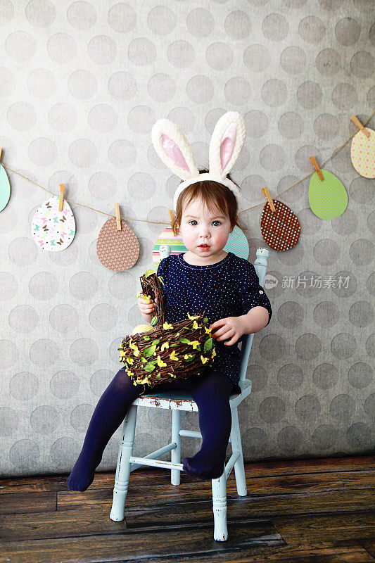 复活节戴兔耳朵的小女孩