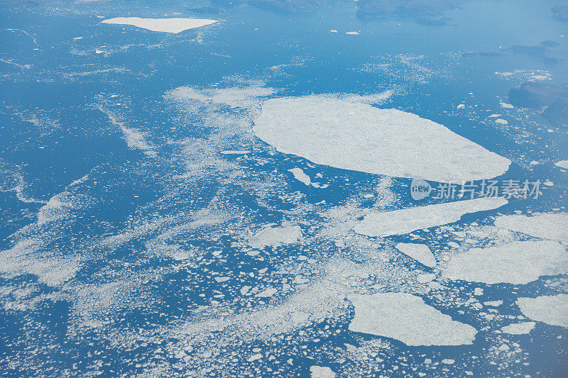 从飞机窗口看海面上结了冰