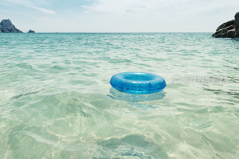 橡皮圈漂浮在碧蓝的大海上