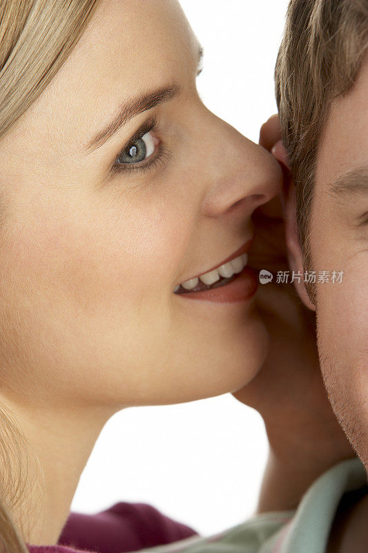 女人对着男人的耳朵低语