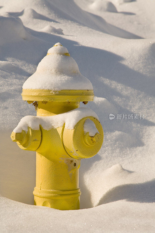 白雪覆盖的黄色消防栓