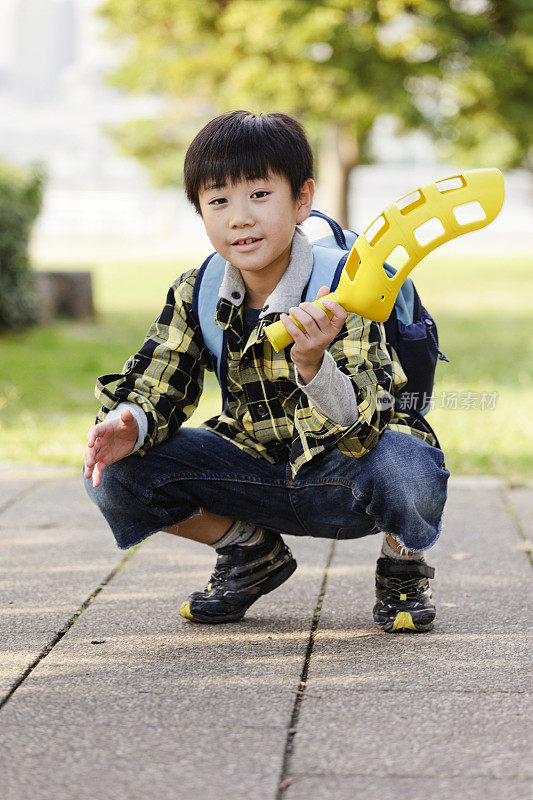 快乐的日本男孩在户外玩耍