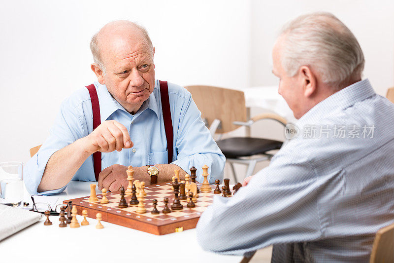 老年人下棋