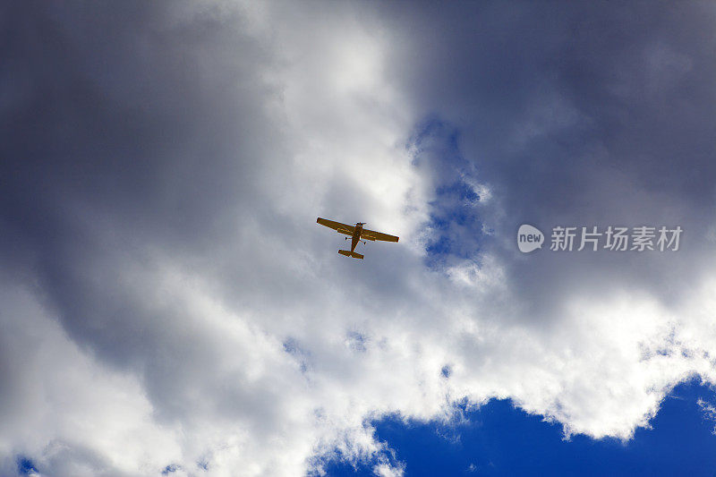 小型双引擎飞机在天空中